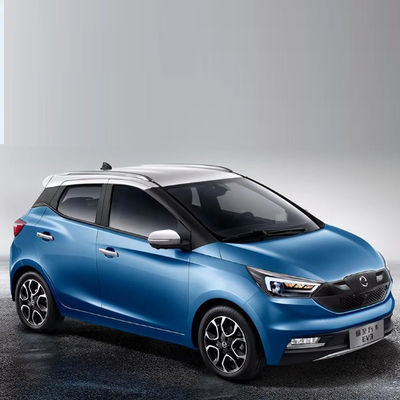 Un bon prix. 2023 Energy JMC EV3 voiture électrique berline Blanc/Bleu Max Puissance 36 kW Vitesse rapide 100 km/h Idéal pour la conduite en ville en ligne