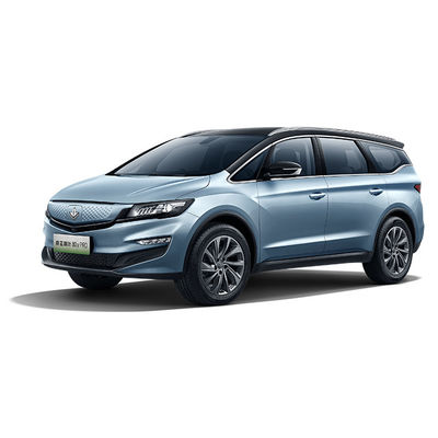 Un bon prix. Geely Livan voiture électrique moderne véhicule à énergie nouvelle avec beaucoup d'espace pour les voyages en famille recharge rapide pour les trajets en groupe en ligne