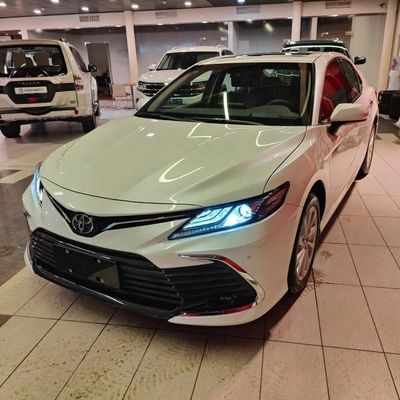Un bon prix. 2024 Toyota Camry 2.5Q Twin Engine 2.5HQ Hybride à essence voiture phare GAC 2WD avec réglage manuel Rétroviseur en ligne