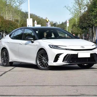 Un bon prix. Trouvez des voitures hybrides à traction gauche Toyota Camrys 2023 en noir et blanc avec un poids de 1555 kg à un prix abordable en ligne