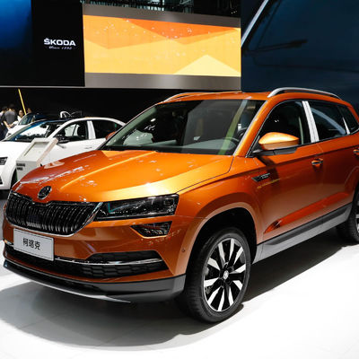 Un bon prix. Acheter des voitures d'occasion SKODA KAROQ en ligne 2023 Vente de véhicules sur le marché avec moteur à essence et le volant à gauche en ligne